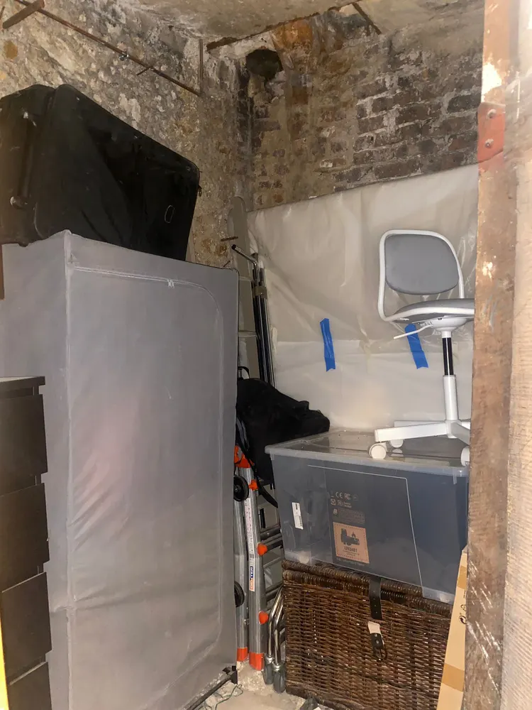 Box de garde-meubles rempli avant vidage
