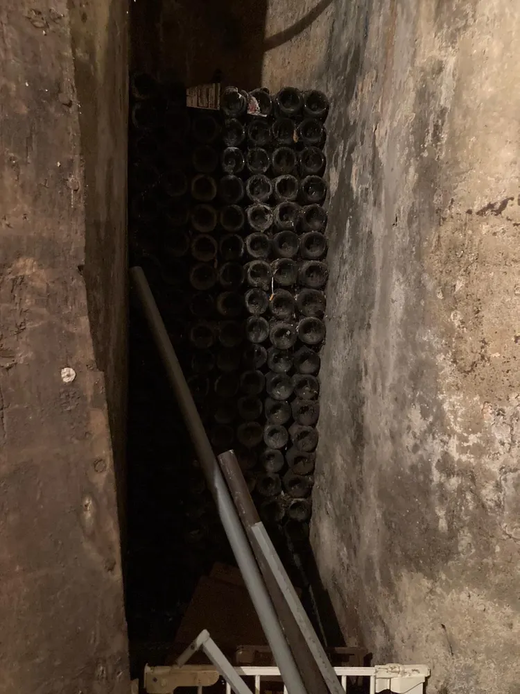 Cave d'immeuble à vider avec casiers à bouteilles