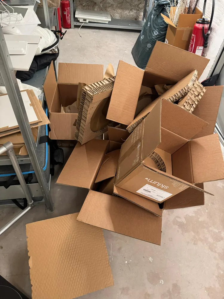 Mobilier et cartons de bureaux à évacuer