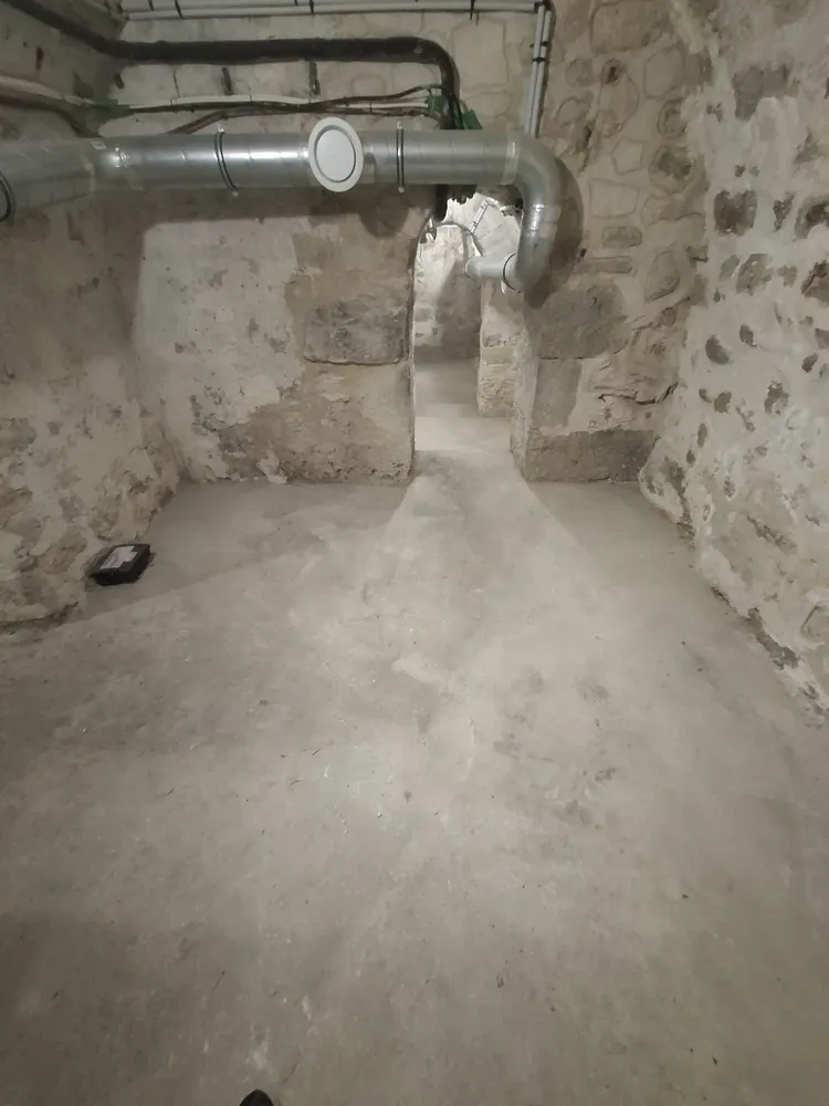 Cave en pierre vidée après débarras, Paris 1er