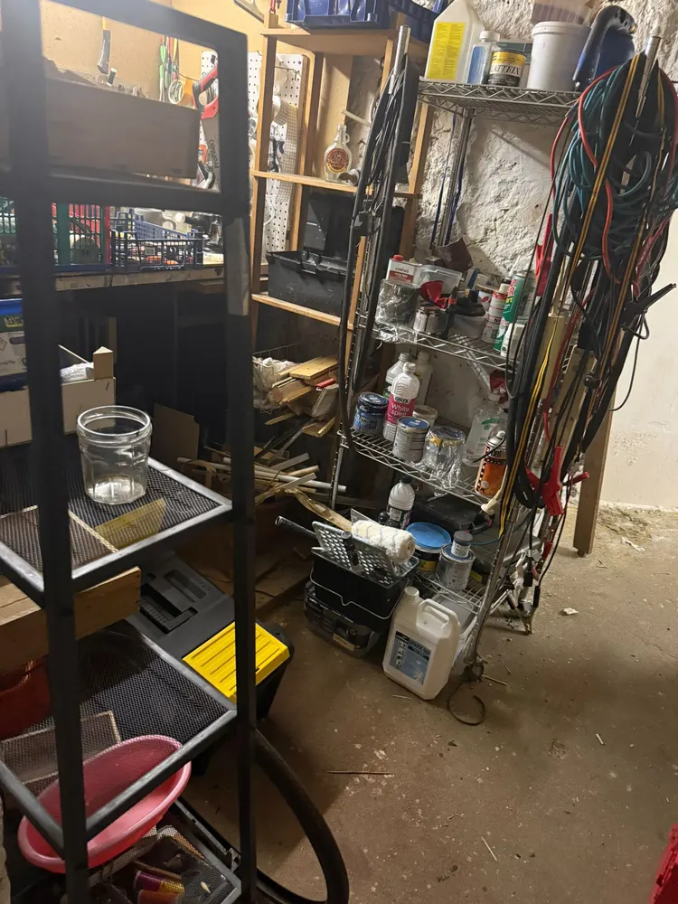 Garage encombré d'outillage avant débarras