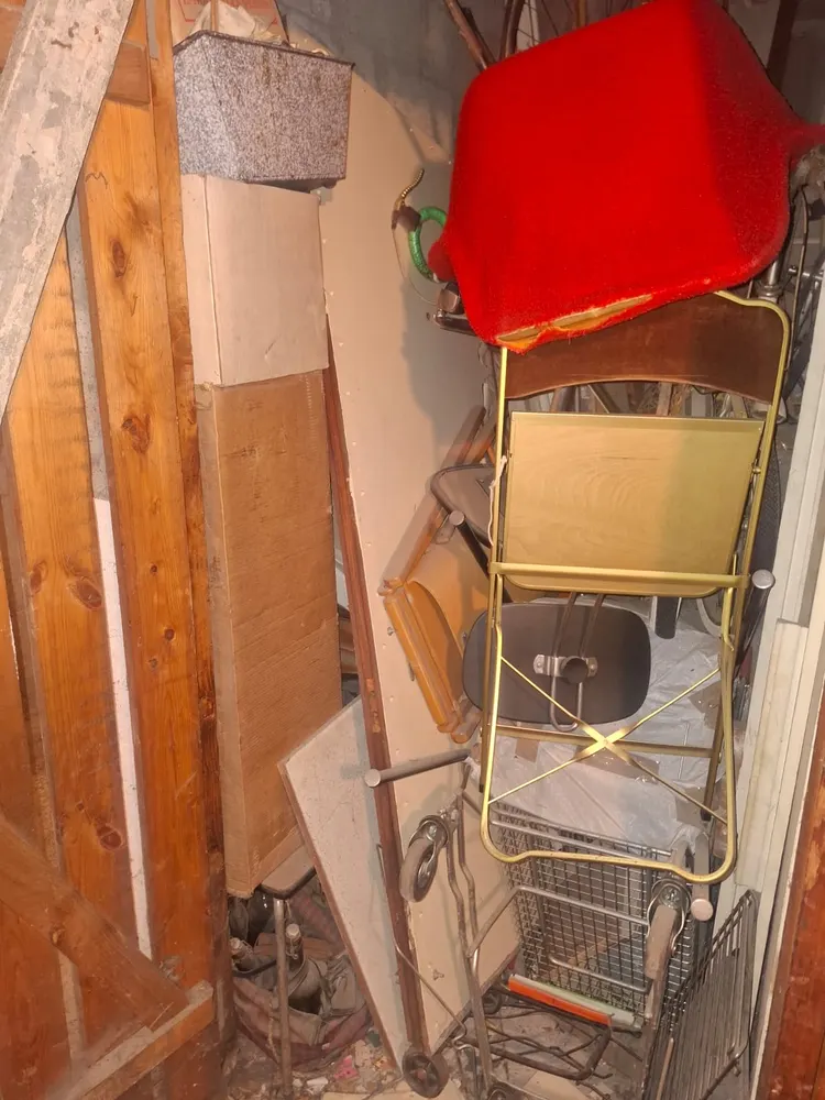 Combles en bois remplis d'objets avant débarras de grenier