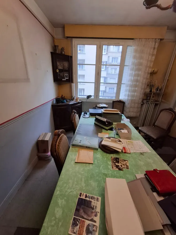 Salle à manger encombrée avant un débarras de maison