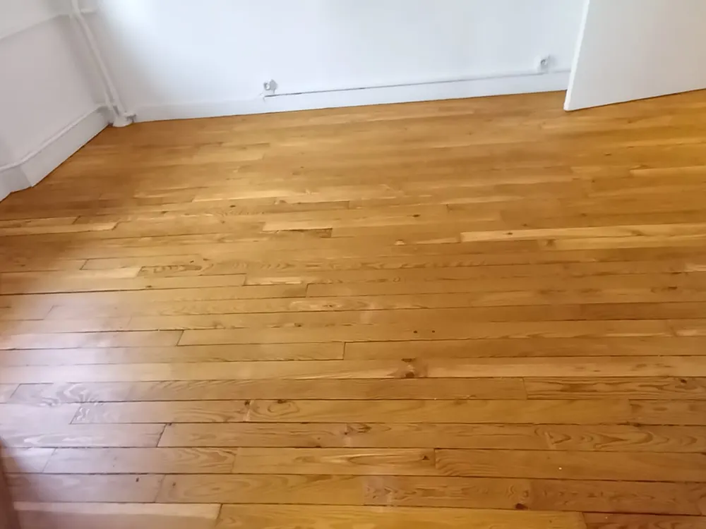 Pièce rendue vide et propre après un débarras UULKK
