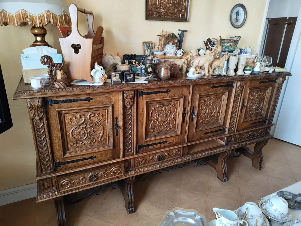 Buffet ancien estimé lors d'un enlèvement de meubles